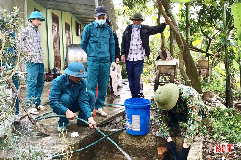 Dân quân xã Sơn Kim 1 giúp gia đình ông Nguyễn Quang Thành xây bể lắng lọc nước thải sinh hoạt. bqbht_br_anh-5.jpg