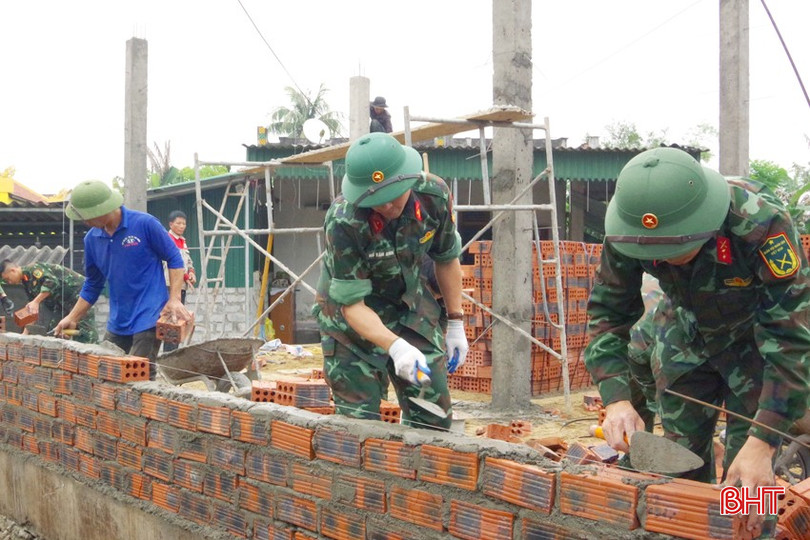 CBCS Ban CHQS huyện Thạch Hà phối hợp với lực lượng dân quân xã Bình An hỗ trợ kiên cố hóa nhà ở trên địa bàn. bqbht_br_8-can-bo-nhan-vien-ban-chqs-huyen-thach-ha-phoi-hop-voi-luc-luong-dan-quan-xa-binh-an-ho-tro-nhan-luc-xay-dung-nha-trong-phong-trao-xoa-nha-tam-nha-dot-nat-tren-dia-ban-copy.jpg
