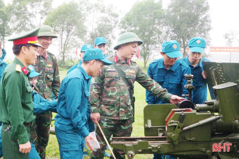 Chiến sĩ dân quân trong các đơn vị phòng không học tập, nghiên cứu, huấn luyện để nâng cao khả năng bảo vệ bầu trời trong mọi tình huống. bqbht_br_7-copy.jpg