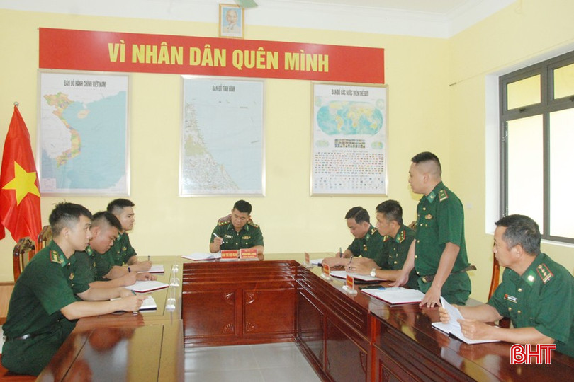 Thiếu tá Hoàng Tuấn Anh báo cáo với chỉ huy đơn vị tình hình, kết quả đấu tranh với các loại tội phạm 6 tháng đầu năm, triển khai nhiệm vụ 6 tháng cuối năm. bqbht_br_thieu-ta-hoang-tuan-anh-bao-cao-chi-huy-don-bien-phong-lach-ken-tinh-hinh-ket-qua-trien-khai-cong-tac-dau-tranh-phong-chong-toi-pham-tren-dia-ban-bien-gioi-bien.jpg