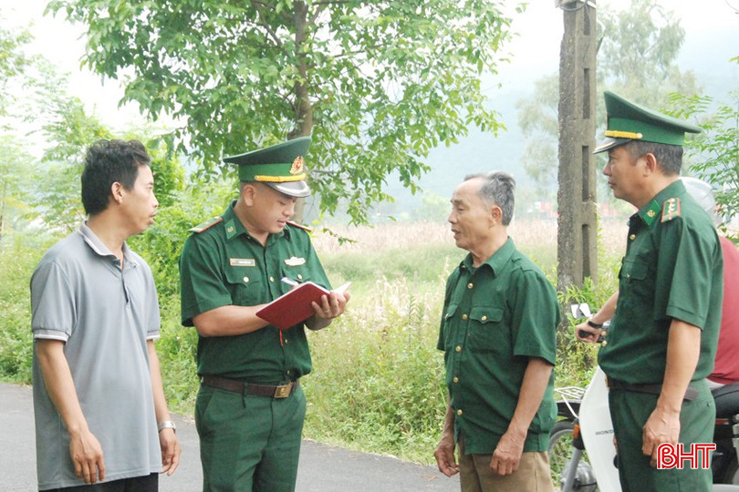Thiếu tá Hoàng Tuấn Anh luôn bám sát địa bàn, xuống cơ sở để thu thập thông tin, nắm bắt tình hình để đấu tranh hiệu quả với các loại tội phạm. bqbht_br_thieu-ta-hoang-tuan-anh-xuong-dia-ban-nam-tinh-hinh-thu-thap-thong-tin-phuc-vu-cho-cong-atcs-dau-tranh-phong-chong-cac-loai-toi-pham.jpg