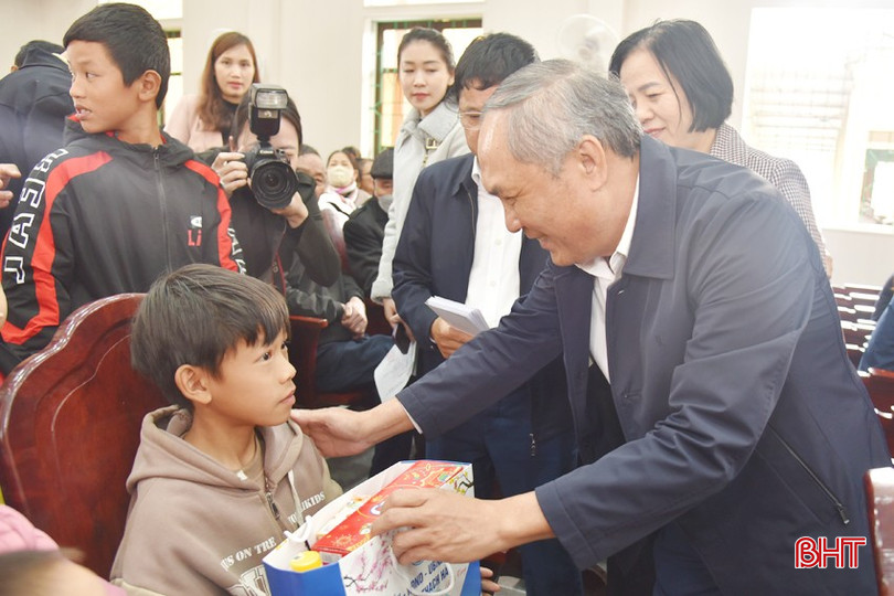 Cũng tại chương trình, lãnh đạo tỉnh, lãnh đạo huyện Thạch Hà, các tấm lòng hảo tâm đã trao tặng 80 suất quà tết (trị giá 1 triệu đồng/suất) cho các hộ nghèo, cận nghèo, trẻ em có hoàn cảnh khó khăn ở các địa phương thuộc huyện Lộc Hà cũ. bqbht_br_dsc-4504-copy.jpg
