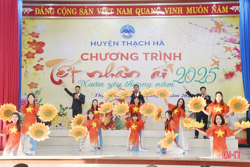 Tại chương trình, đại biểu và Nhân dân đã được thưởng thức các tiết mục văn nghệ đặc sắc ca ngợi Đảng, Bác Hồ, mùa xuân, quê hương đất nước. bqbht_br_dsc-4428-copy.jpg