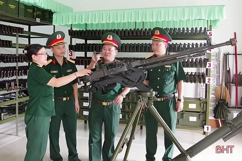 Lãnh đạo Bộ CHQS tỉnh kiểm tra vũ khí trang bị tại Ban CHPT Khu vực 1 - Nam Hồng Lĩnh. 11.jpg