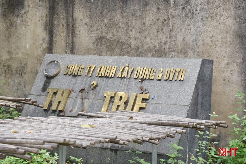 Cơ sở chế biến gỗ rừng trồng có làm băm dăm của ông Nguyễn Đức Thiện (thuê lại mặt bằng) đã ngừng sản xuất, đóng cửa, mặt bằng và nhà xưởng bỏ hoang. dsc-3552-copy-2459-1367.jpg