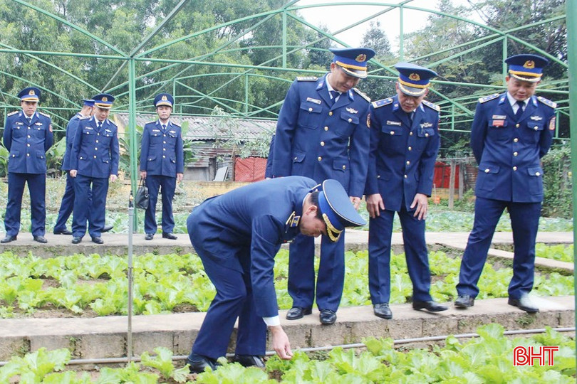 Kiểm tra hoạt động tăng gia sản xuất, chuẩn bị nguồn thực phẩm sạch cho bộ đội ăn Tết. bqbht_br_44-copy.jpg
