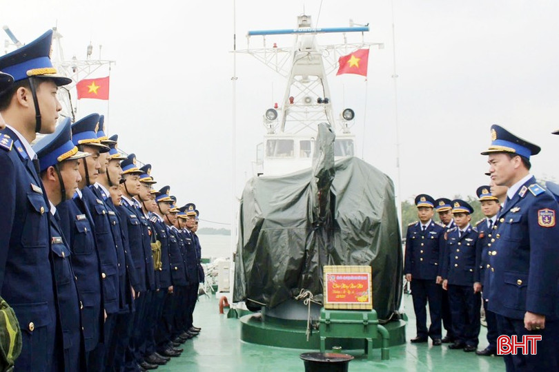 Đoàn công tác do Thiếu tướng Vũ Trung Kiên - Phó Tư lệnh Pháp luật Cảnh sát biển Việt Nam dẫn đầu kiểm tra công tác SSCĐ tại tàu 1014, Hải đội 102. bqbht_br_33-copy.jpg