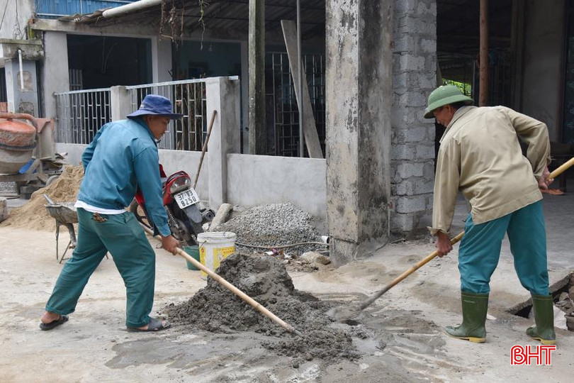 Sau khi phá dỡ tường rào, công trình để hiến đất mở đường, người dân thôn Vĩnh Phong đã gấp rút chỉnh trang vườn hộ để làm đẹp xóm làng. DSC_2713 - Copy.JPG