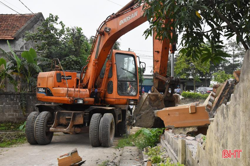 Toàn xã đang huy động tối đa kinh phí, máy móc, nhân lực để cải thiện, "nâng chất" các tiêu chí. DSC_1524 - Copy.JPG