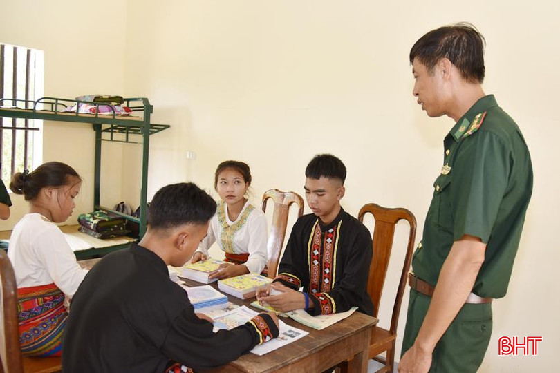 Trung tá Nguyễn Văn Thiên - Tổ trưởng Tổ công tác Rào Tre (Đồn Biên phòng Bản Giàng) đôn đốc, nhắc nhở 4 cháu "Con nuôi đồn biên phòng" kiểm tra đồ dùng học tập, ôn luyện kiến thức trước khi bước vào năm học mới. DSC_5413 - Copy.JPG