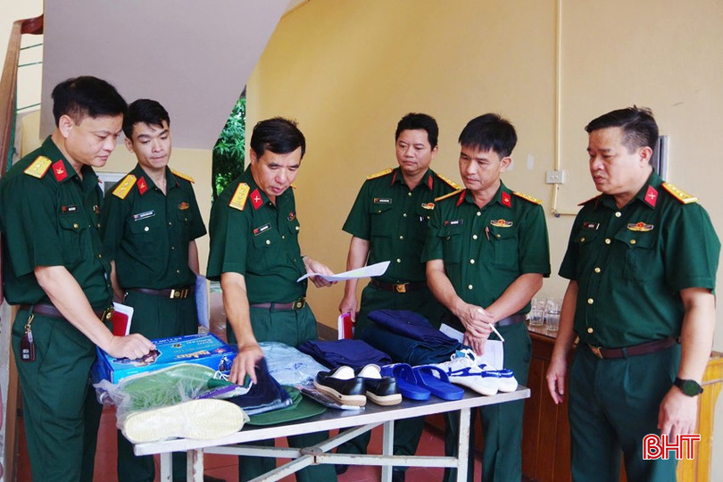 Các chỉ huy Phòng Hậu cần - Kỹ thuật kiểm tra công tác tiếp nhận, bảo quản, cấp phát, chất lượng quân tư trang cho bộ đội. bqbht_br_z7030750058406-6c6a09f0509e98d8ec212d9db6bd8dc0-copy.jpg