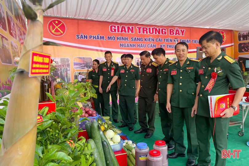 Các đại biểu tham dự Đại hội Đảng bộ Quân sự tỉnh nhiệm kỳ 2025 - 2030 tham quan gian hàng trưng bày sản phẩm tăng gia của lực lượng hậu cần. bqbht_br_z7030749864732-24e81aa0b23b31b4a370db27f5bca1f6-copy.jpg