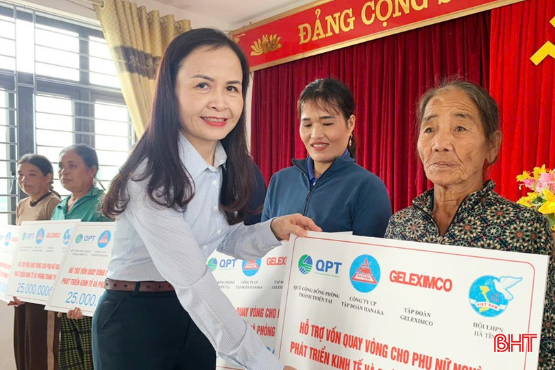 Đại diện Hội LHPN tỉnh trao biển hỗ trợ vốn quay vòng cho phụ nữ yếu thế ở xã Thạch Mỹ. bqbht_br_22-copy.jpg