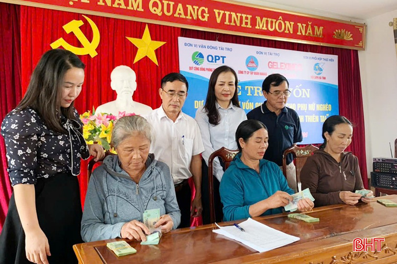 Trao tiền cho các hộ được thụ hưởng. bqbht_br_1-copy.jpg