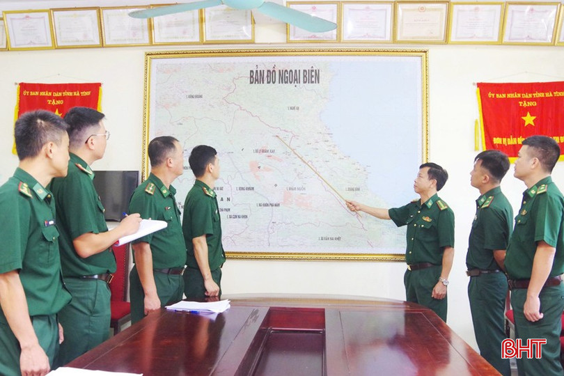 Đại tá Phan Mạnh Tâm quán triệt, triển khai phương án "cất vó" một chuyên án ma túy lớn. bqbht_br_1.jpg
