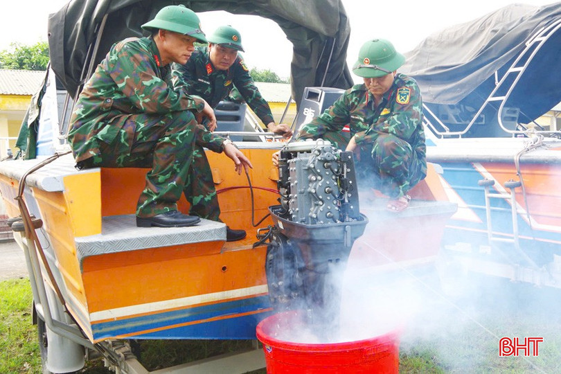 Đội ngũ thợ kỹ thuật tàu xuồng kiểm tra tình trạng kỹ thuật phương tiện, tiến hành nổ thử máy đẩy để luôn đảm bảo vận hành tốt. Anh 7 - Copy.jpg