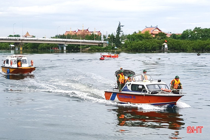 Lực lượng vận hành tàu xuồng thực hiện các bài tập khó để nâng cao khả năng thực hiện nhiệm vụ trong thiên tai. Anh 3 - Copy.jpg