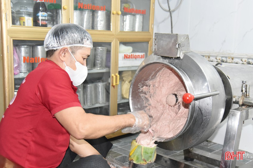 Dịch bệnh diễn biến phức tạp trên đàn lợn khiến ông Trần Văn Lào (xã Hồng Lộc) sản xuất giò, chả cầm chừng. bqbht_br_dsc-2128-copy.jpg