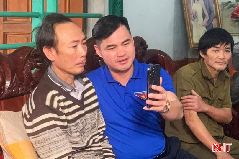 ĐVTN hỗ trợ người dân xã Thạch Kim kích hoạt tài khoản định danh điện tử và cài đặt các ứng dụng tiện ích trên điện thoại thông minh. z5919411695198-75ff7d8ba9e391da7bfc7f73ff701464-1960.jpg