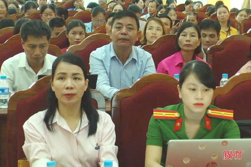 Tăng cường tập huấn để nâng cao trình độ, năng lực hỗ trợ chuyển đổi số cho người dân đối với các thành viên tổ chuyển đổi số cộng đồng. z5919411718139-d38eac500b96802b21bc277b94c802c1-8127.jpg