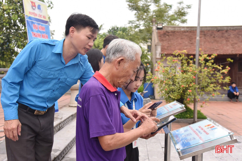 Bí thư Đoàn thanh niên xã Mai Phụ Lê Đình Mỹ hướng dẫn người dân quét mã QR tại khu di tích. z5919411718137-7e87c7fb83e8762184e28ec94eacc862-884.jpg