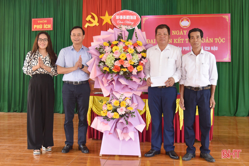 Trưởng ban Tuyên giáo Tỉnh ủy Hà Văn Hùng tặng hoa chúc mừng thôn Phù Ích. bqbht_br_dsc-2096-copy.jpg