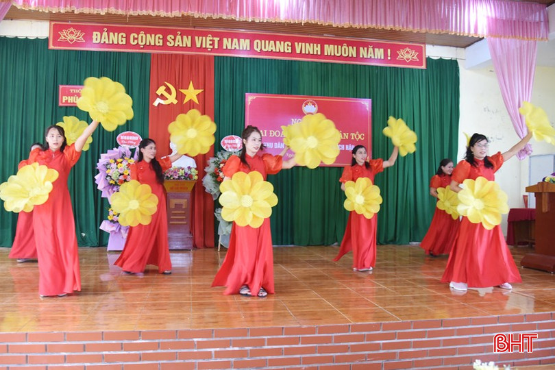 Các tiết mục văn nghệ "cây nhà lá vườn" mừng ngày hội lớn. bqbht_br_dsc-2042-copy.jpg