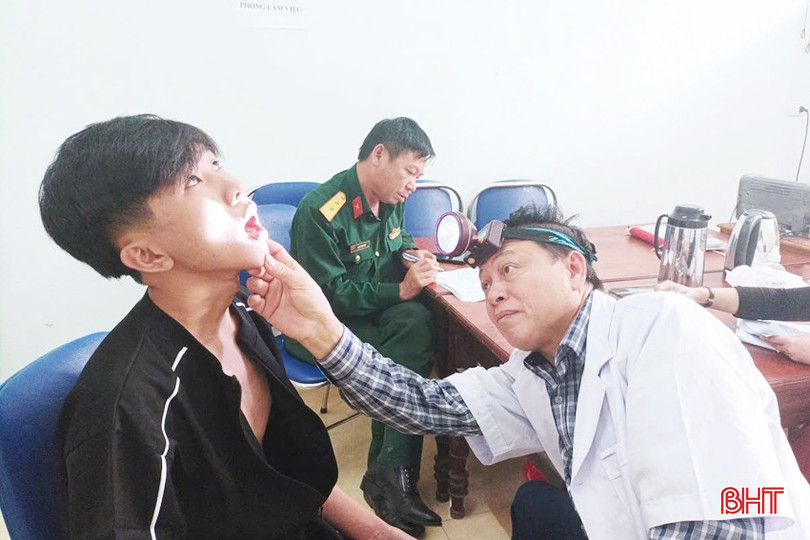 Công dân xã Cẩm Lạc (Cẩm Xuyên) khám sơ tuyển nghĩa vụ quân sự. bqbht_br_3-copy.jpg