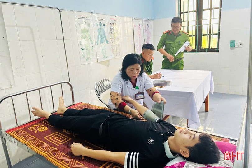Cán bộ y tế xã Kỳ Thư (huyện Kỳ Anh) kiểm tra huyết áp cho công dân khám sơ tuyển. bqbht_br_4-copy.jpg