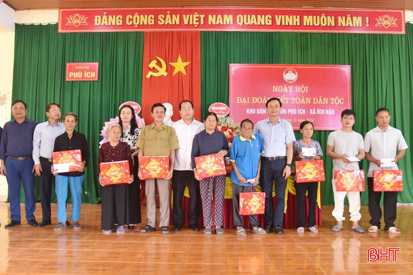Trưởng ban Tuyên giáo Tỉnh ủy Hà Văn Hùng và lãnh đạo địa phương tặng quà cho người yếu thế. bqbht_br_dsc-2101-copy.jpg