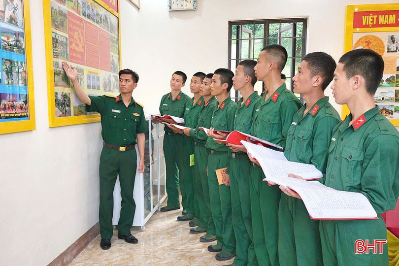 Trung đoàn 841 thường xuyên đẩy mạnh công tác giáo dục truyền thống cho các chiến sĩ mới để góp phần vun đắp lòng yêu nước và thi đua hoàn thành xuất sắc mọi nhiệm vụ được giao. bqbht_br_anh-9.jpg