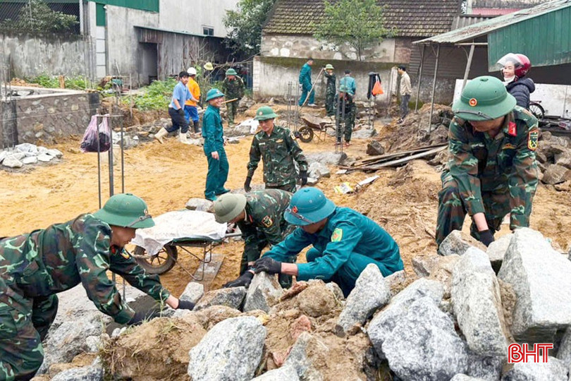 LLVT huyện Thạch Hà hưởng ứng phong trào thi đua xóa nhà tạm, nhà dột nát cho các hộ có hoàn cảnh khó khăn tại xã Bình An. bqbht_br_anh-7.jpg