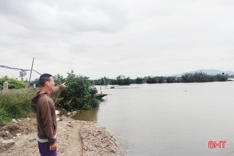 Người nuôi trồng thủy sản ở thôn Sông Hải mong muốn sớm có tuyến đê sông kiên cố để ổn định và phát triển sản xuất, giảm thiểu thiệt hại do mưa lũ. bqbht_br_36km-bo-song-qua-thon-song-tien-chua-co-de-ngan-trieu-cuong-khien-nguoi-nuoi-trong-thuy-san-nhieu-phen-lao-dao-vi-ton-that-lon.jpg