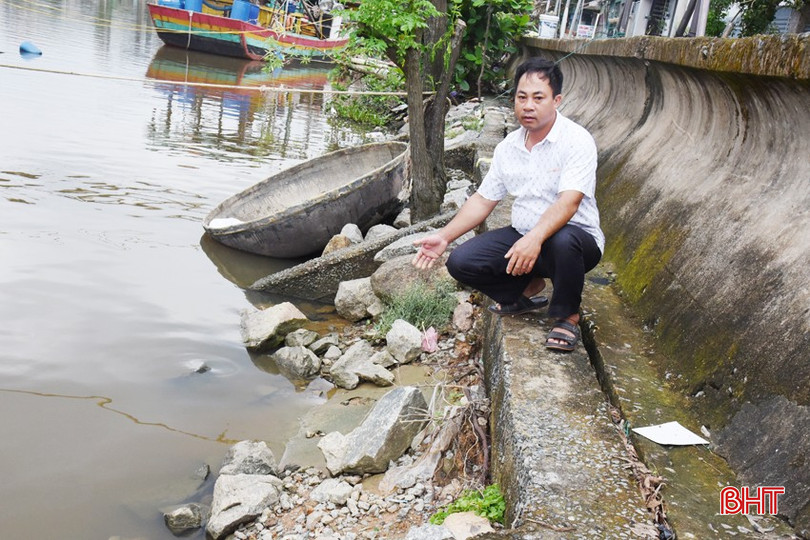 Đoạn đê ngay trước sân nhà anh Nguyễn Văn Nhật bị sạt lở, uy hiếp đến tính mạng và tài sản của gia đình. bqbht_br_anh-nguyen-van-nhat-o-thon-dong-ha-2-xa-thach-ha-voi-khuon-mat-that-than-lo-lang-tren-bi-tri-de-truoc-cua-nha-bi-xoi-lo-sau-da-ke-bi-cuon-troi-mat-de-nut-ne-tuong-chan-song-ran-nut.jpg