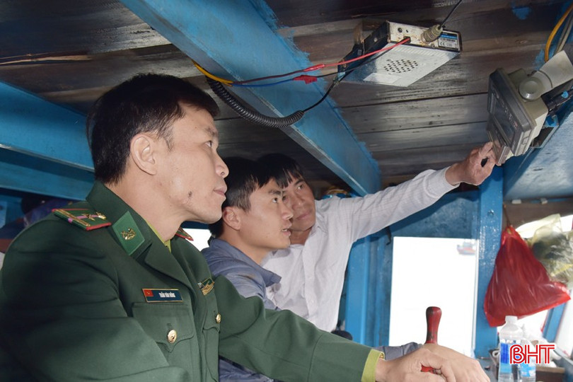 Trạm Kiểm soát Biên phòng Cửa Sót kiểm tra thiết bị định vị, giám sát hành trình trước lúc cho tàu xuất lạch. bqbht_br_dsc-9757.jpg