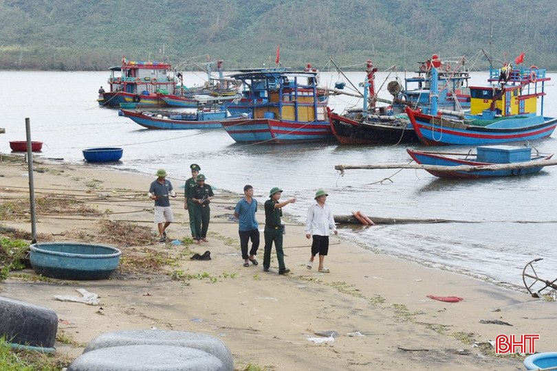 BĐBP tuyên truyền, nhắc nhở ngư dân kết hợp với kiểm tra tình hình để phòng chống khai thác IUU. bqbht_br_2.jpg
