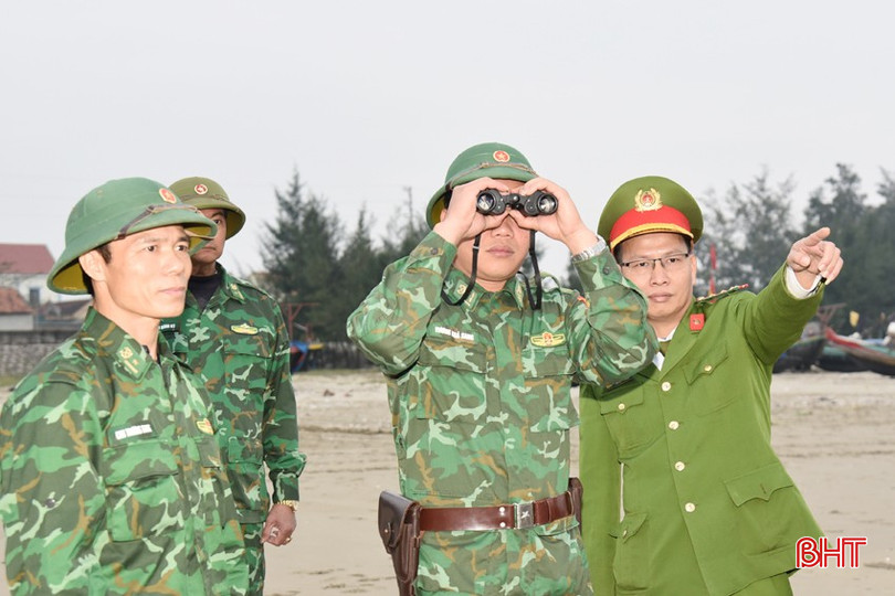 BĐBP Lạch Kèn phối hợp công an xã Cổ Đạm tuần tra, theo dõi tình trạng đánh bắt hải sản gần bờ. bqbht_br_dsc-0683.jpg