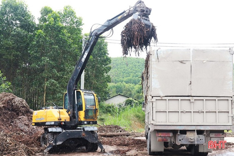 Cơ sở của bà Nguyễn Thị Mai Hà ở xã Sơn Diệm dọn dẹp vệ sinh môi trường sau khi ngừng sản xuất. bqbht_br_3-copy.jpg