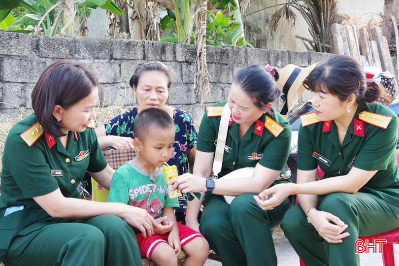Những người mẹ đỡ đầu ở Bộ CHQS tỉnh thường xuyên quan tâm, chăm lo, hỗ trợ cho cháu Nguyễn Văn Hiếu ở xã Bình An (Lộc Hà). 1-copy-5239.jpg