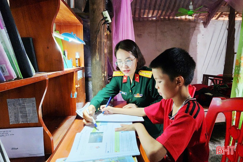 Mẹ đỡ đầu ở Ban CHQS huyện Can Lộc nhắc nhở, hỗ trợ cháu Lương Hữu Phước ở xã Tùng Lộc học bài. 5-copy-6599.jpg