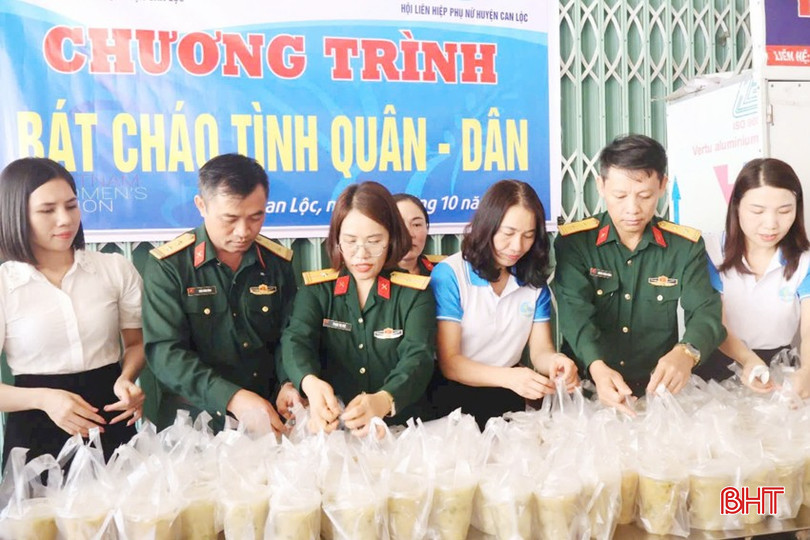 Chi hội Phụ nữ Ban CHQS huyện Can Lộc phối hợp thực hiện chương trình "Bát cháo tình quân - dân" tại Bệnh viện Đa khoa huyện Can Lộc. 4-copy-7167.jpg