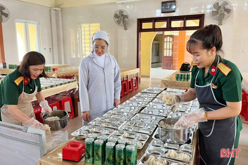 Chi hội Phụ nữ Ban CHQS thị xã Hồng Lĩnh tổ chức "Bữa cơm tình thương" cho các cháu nhỏ tại Trung tâm Hỗ trợ phát triển - hòa nhập cộng đồng thị xã Hồng Lĩnh 3-copy-5587.jpg