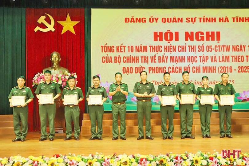 Thiếu tá Bùi Công Phương (ngoài cùng bên phải) là điển hình được tuyên dương trong học và làm theo gương Bác. bqbht_br_1-copy.jpg