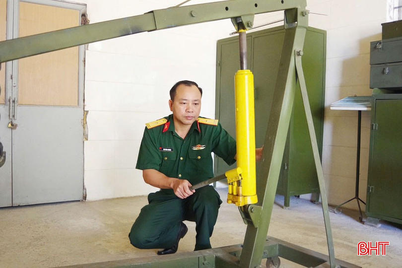 Thiếu tá Phương giới thiệu về sáng kiến “Cần nâng máy thủy lực” phục vụ có hiệu quả trong công tác bảo quản, bảo dưỡng, sửa chữa vũ khí trang bị kỹ thuật tại đơn vị. bqbht_br_z6607121061419-8d74ab0f250ad1698be77965e2c1a85d.jpg