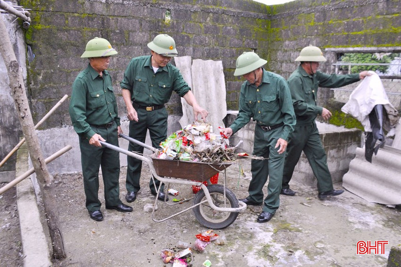 Cựu chiến binh thôn Nam Thành, xã Cẩm Dương (Cẩm Xuyên) tham gia dọn dẹp vệ sinh môi trường. 1-copy-713-2221.jpg