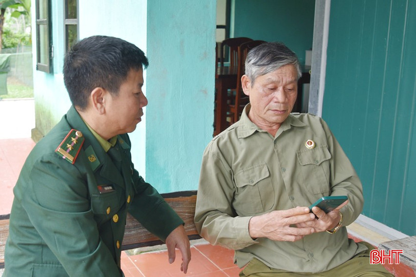 BĐBP Cầu Treo trao đổi với những người có uy tín trong cộng đồng (ở Làng Chè, xã Sơn Kim 2) để nắm bắt tình hình người Lào gốc Việt về thăm thân, đón Tết. bqbht_br_dsc-4933-copy.jpg