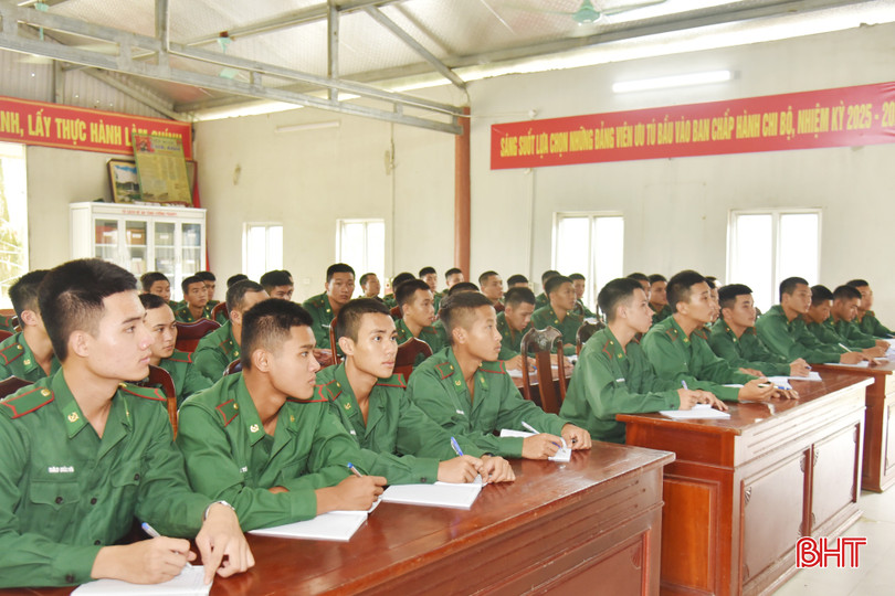 Chiến sĩ mới chăm chỉ học chính trị để nâng cao bản lĩnh chính trị, củng cố lập trường, có phẩm chất đạo đức tốt. bqbht_br_cac-chien-si-tre-hoc-chinh-tri-de-nang-cao-ban-linh-cung-co-lap-truong-quan-triet-sau-sach-quan-diem-cua-dang-va-nha-nuoc-ve-su-nghiep-bao-ve-bien-gioi.jpg