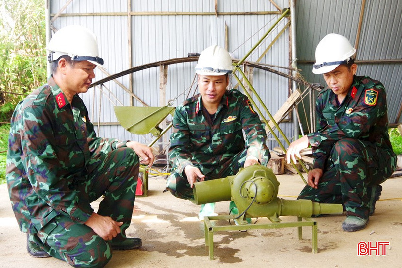 Đại úy Trần Thanh Tài (ngồi giữa) giới thiệu về sáng kiến "máy quạt gió thông hầm" phục vụ thi công công trình. Anh 8 - Copy.jpg