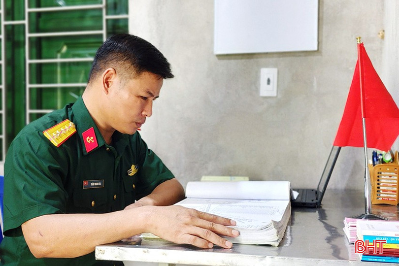 Ngoài thực hiện tốt nhiệm vụ chuyên môn, Đại úy Trần Thanh Tài còn tích cực nghiên cứu tài liệu để có nhiều sáng kiến kinh nghiệm hay. Anh 1 - Copy.jpg