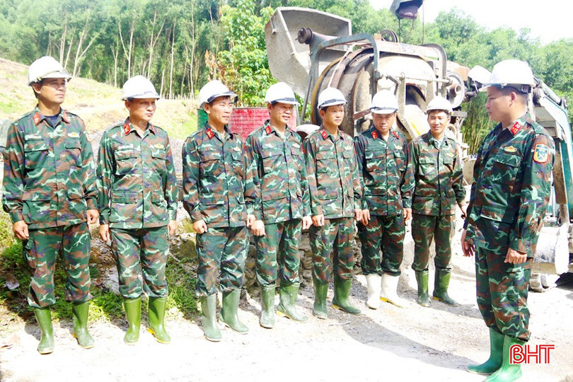Đại úy Trần Thanh Tài quán triệt nhiệm vụ, quy tắc bảo đảm an toàn cho những người lính công binh trước khi vào ca thực hiện nhiệm vụ. Anh 2 - Copy.jpg